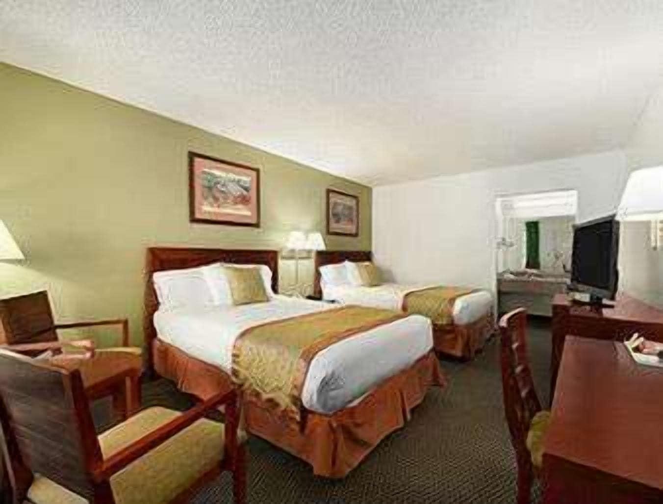 Ramada By Wyndham Temple Terrace/Tampa North Hotel Kültér fotó