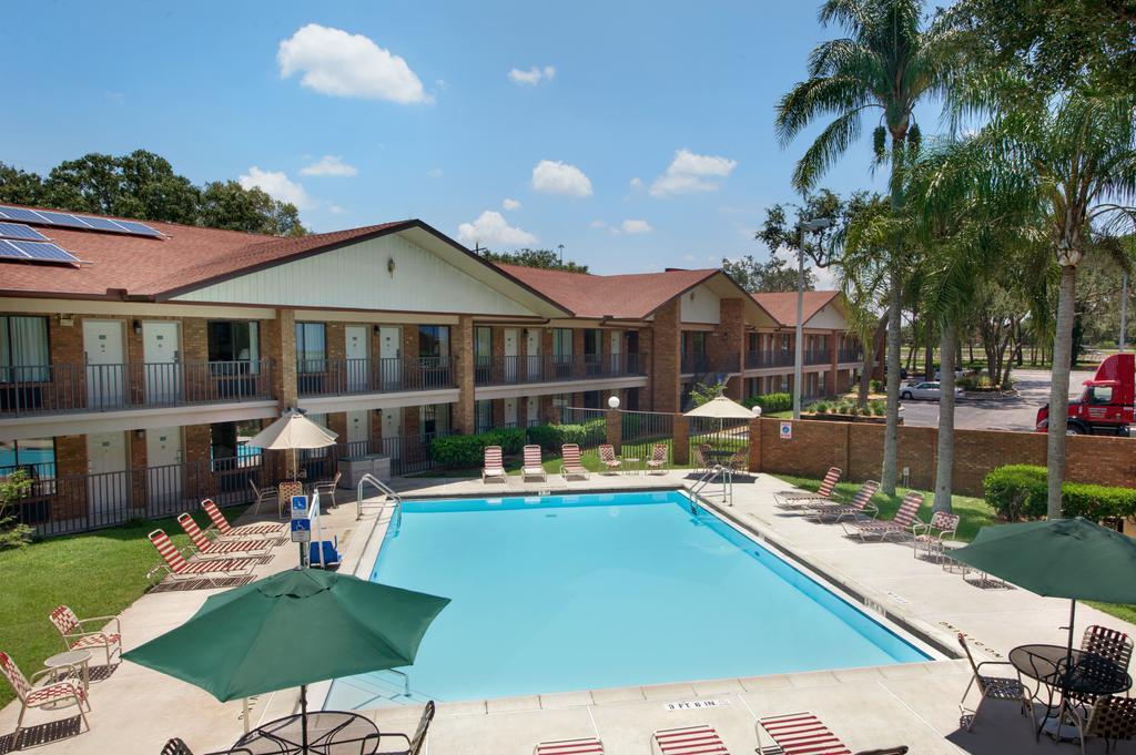 Ramada By Wyndham Temple Terrace/Tampa North Hotel Kültér fotó