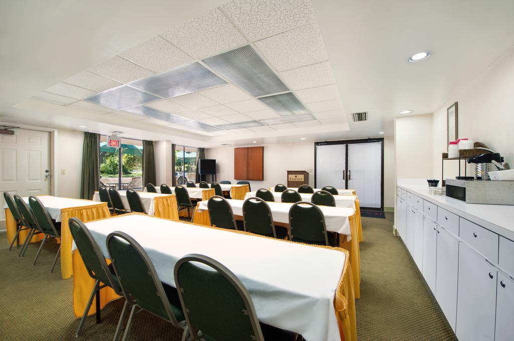Ramada By Wyndham Temple Terrace/Tampa North Hotel Kültér fotó