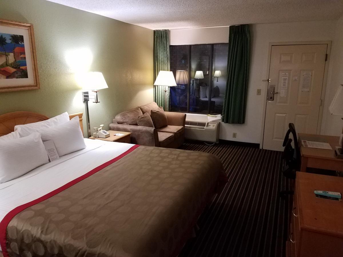 Ramada By Wyndham Temple Terrace/Tampa North Hotel Kültér fotó