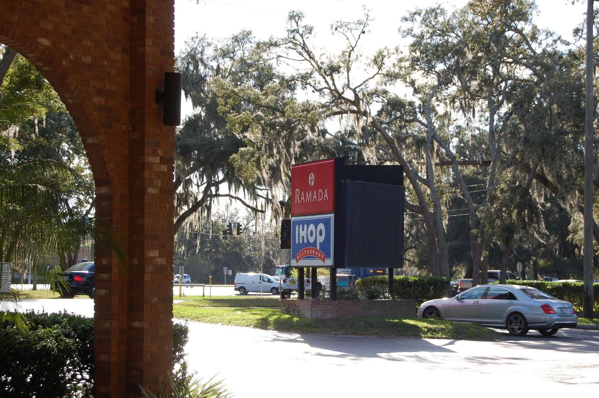 Ramada By Wyndham Temple Terrace/Tampa North Hotel Kültér fotó