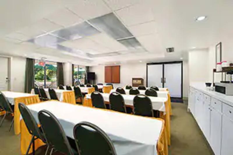 Ramada By Wyndham Temple Terrace/Tampa North Hotel Kültér fotó