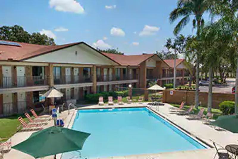 Ramada By Wyndham Temple Terrace/Tampa North Hotel Kültér fotó