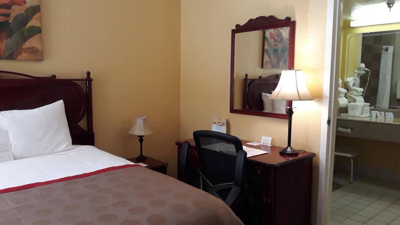 Ramada By Wyndham Temple Terrace/Tampa North Hotel Kültér fotó
