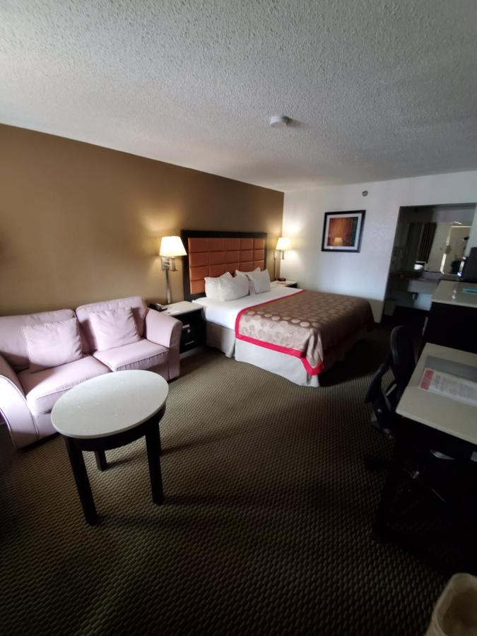 Ramada By Wyndham Temple Terrace/Tampa North Hotel Kültér fotó